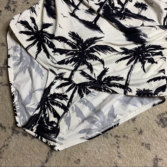 ‘Sail Hawaii' One-Piece Swimsuit
TOMMY BAHAMA - Picture 3 of 5